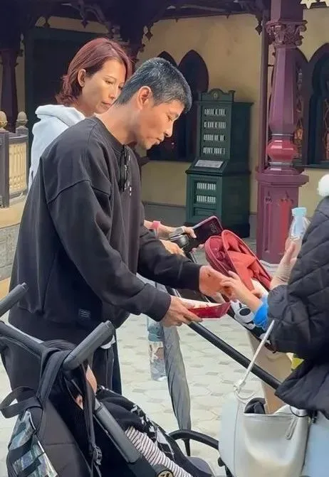 蔡少芬张晋带儿子游迪士尼，张晋白发显老态，网友热议化妆与P图威力