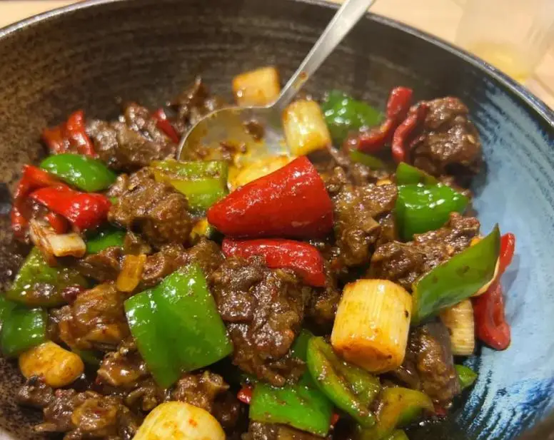 简单营养的家常菜谱：红烧肉、清炒时蔬与番茄炒蛋