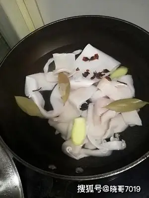 香辣猪皮：美味与营养并存，提升皮肤弹性和光泽的超级食材  第6张