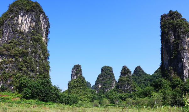 五指山位于海南中部：避暑避寒疗养观光的胜地  第1张