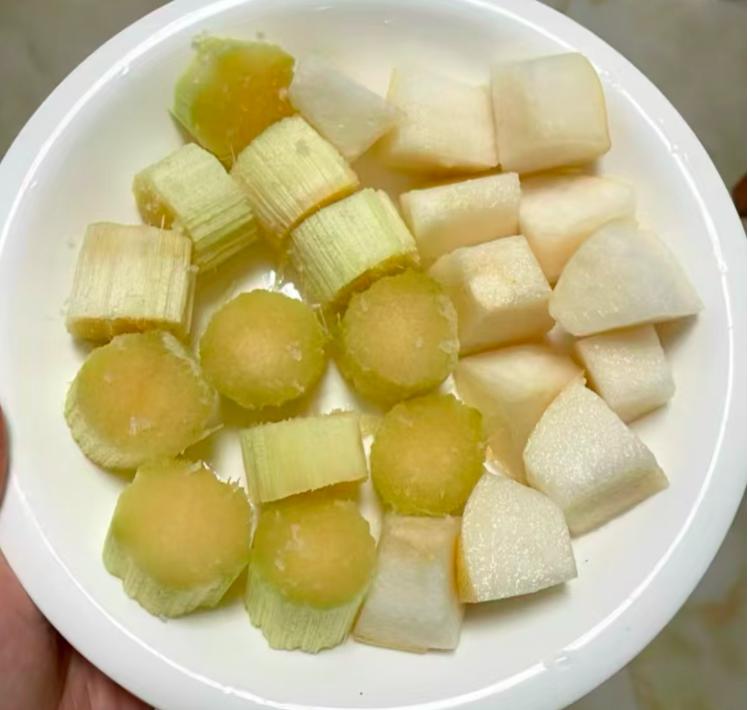 冬天润燥润肺必备：甘蔗梨水家常做法，温暖全家  第3张