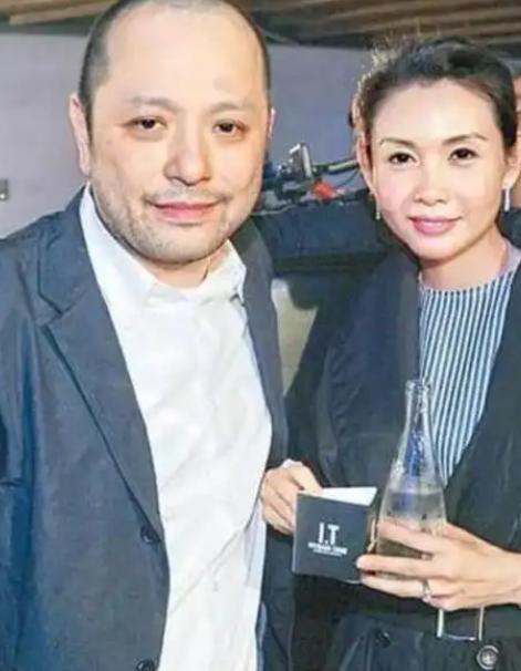 邱淑贞56岁现状：尼泊尔偶遇展现幸福婚姻，沈嘉伟深情相伴  第10张
