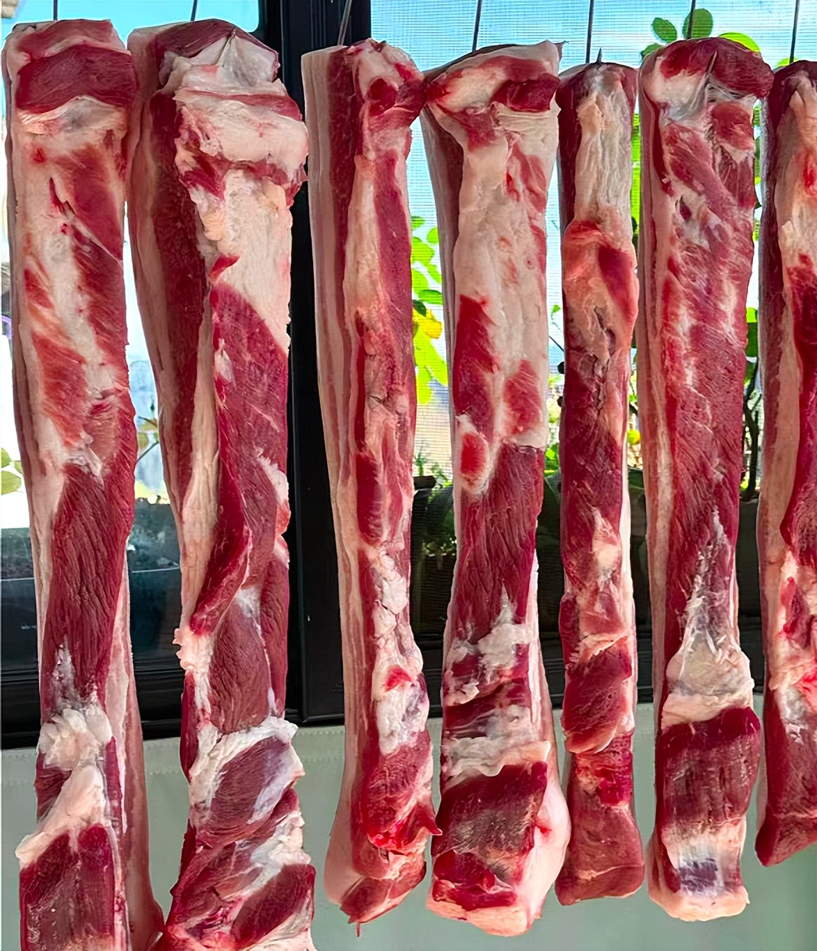 如何制作美味腊肉：10斤五花肉腌制秘方及步骤详解  第1张