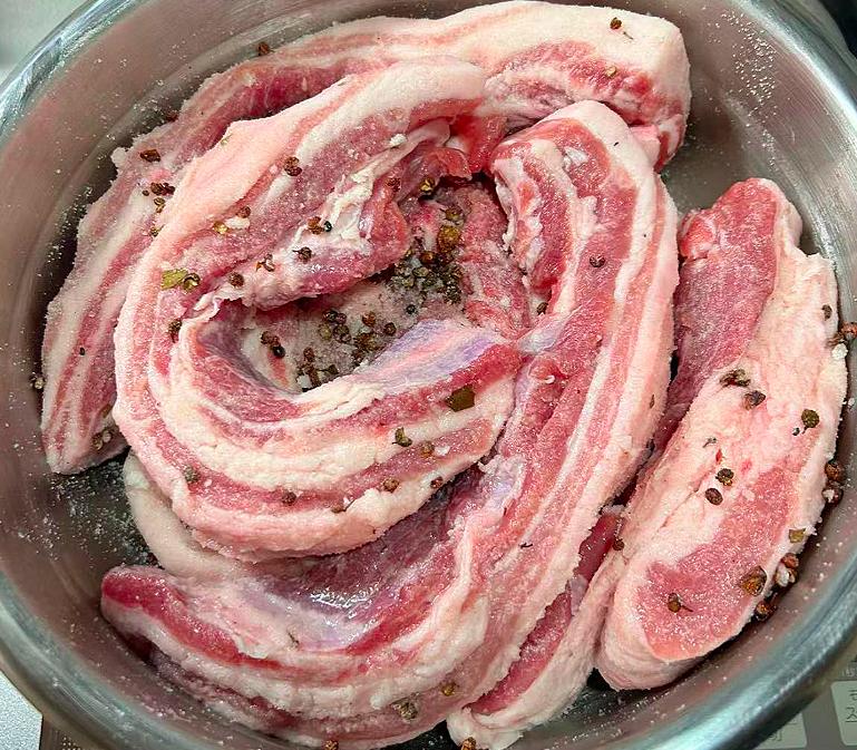 如何制作美味腊肉：10斤五花肉腌制秘方及步骤详解  第4张