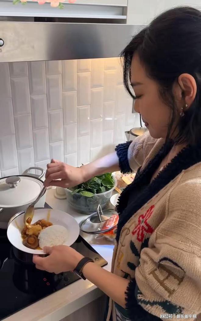 陈松伶分享花胶捞饭制作视频，展现厨艺与持家本领  第6张
