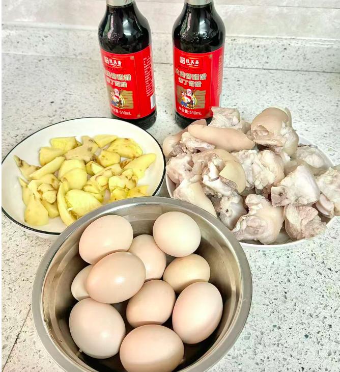 冬天驱寒暖身必备：3道适合女性冬季喝的汤饮，甜醋猪脚姜等美味食谱  第2张
