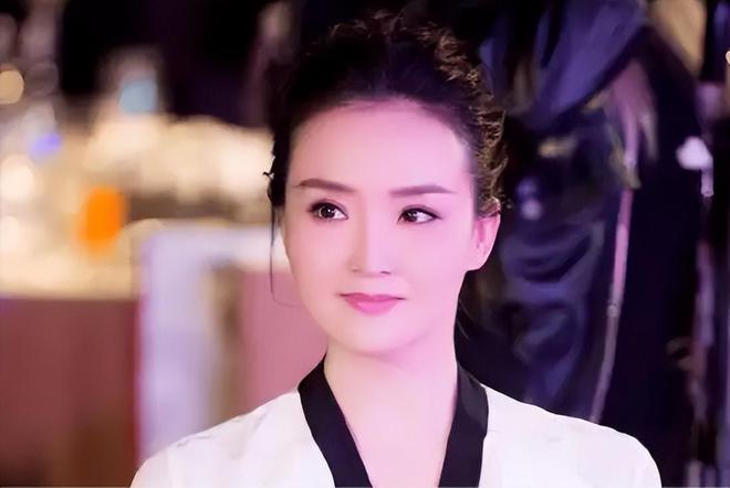 嫁入豪门后的王艳：从卑微到掌权，豪门生活背后的辛酸与逆袭  第2张
