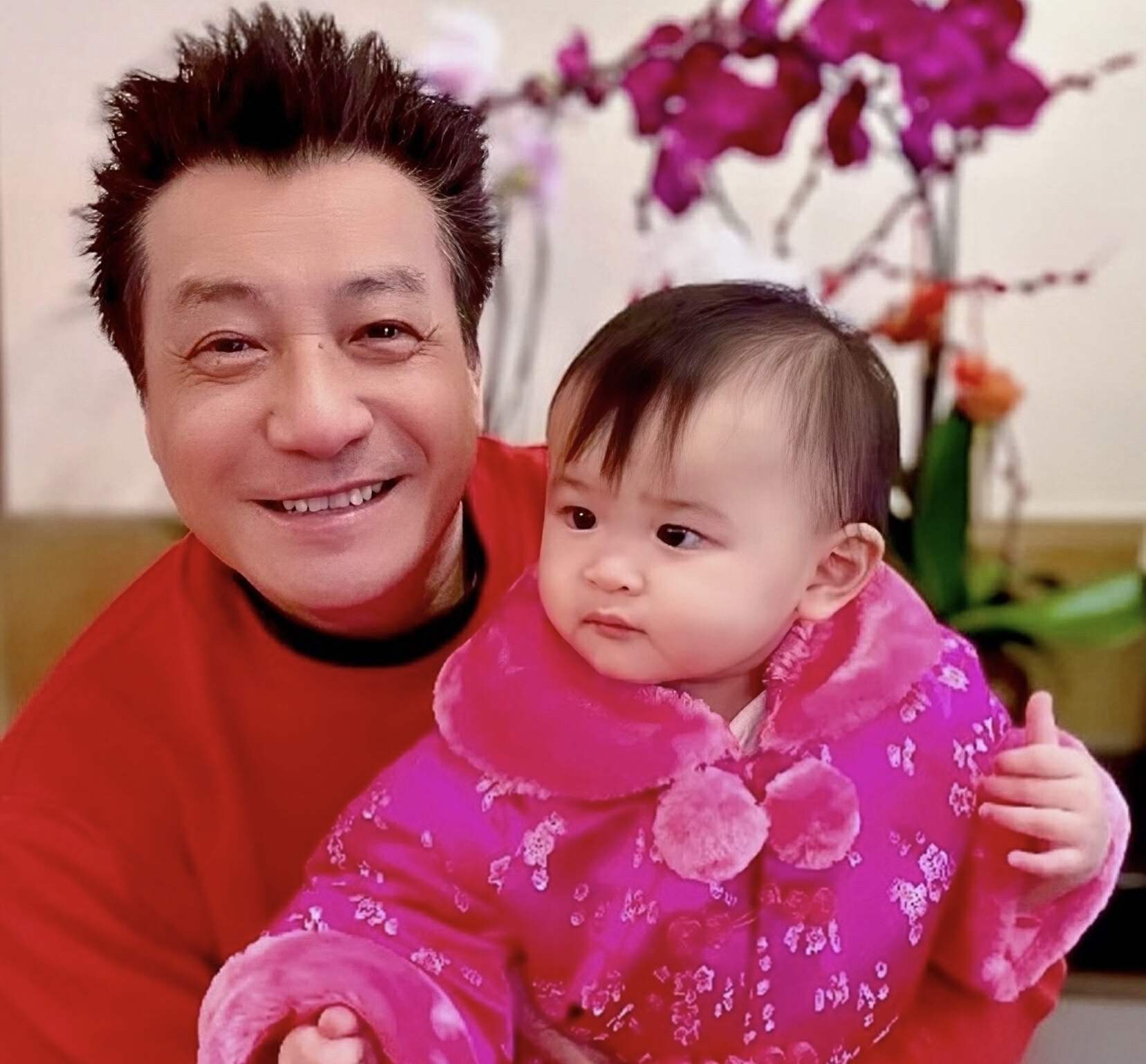 香港TVB老戏骨石修77岁生日，冻龄男神与家人共度温馨时光  第6张