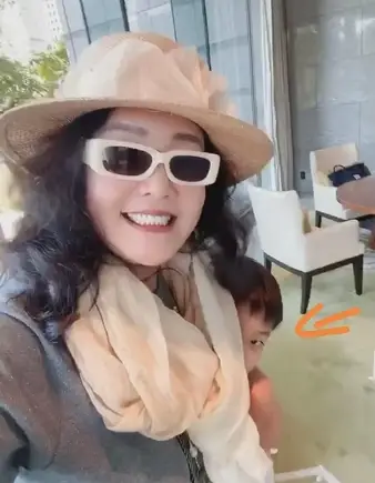 张兰麻六记创始人谈网暴与直播：66岁精气神十足，实业家性格尽显  第1张