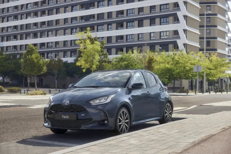 丰田发布2025款YARiS：延续经典设计，提供混动选择，将于2025年量产  第7张