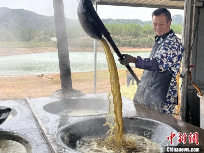 江西东乡传统古法熬制红糖：甜而不腻，保留甘蔗自然风味  第1张