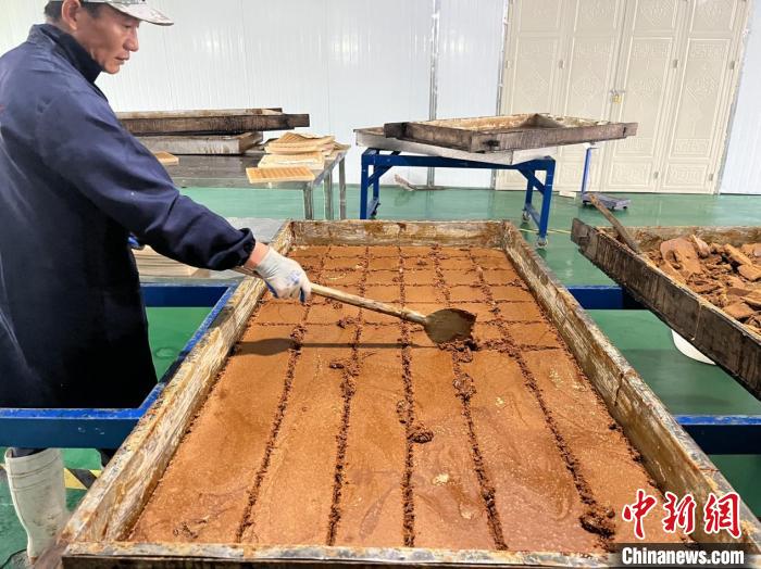 江西东乡传统古法熬制红糖：甜而不腻，保留甘蔗自然风味  第2张