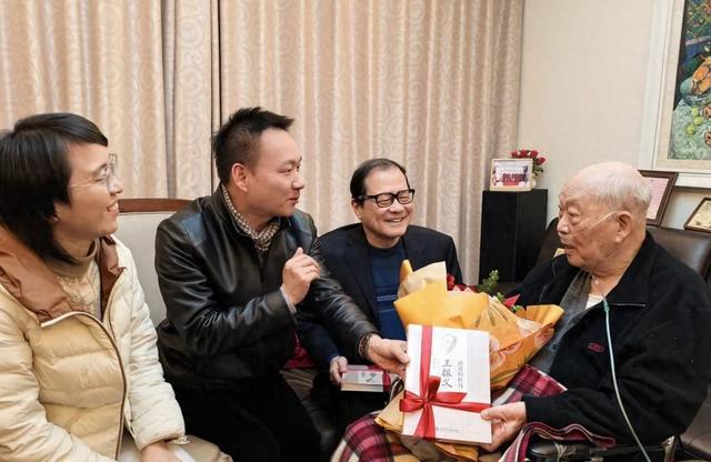 庆祝王振义院士百岁华诞：清贫的牡丹：王振义新书发布与致敬  第1张