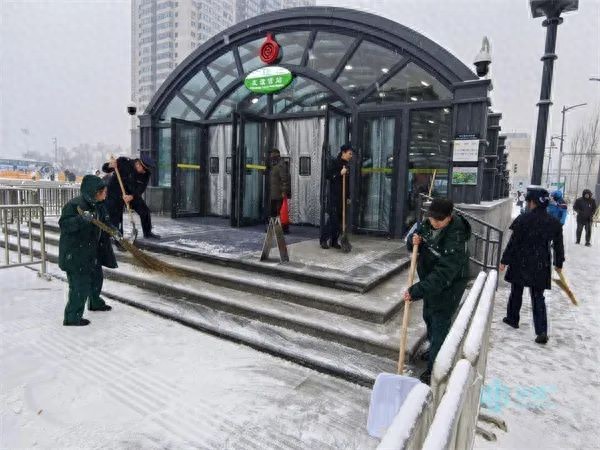 哈尔滨地铁集团2000余人昼夜奋战清冰雪，确保78座车站安全运营  第1张