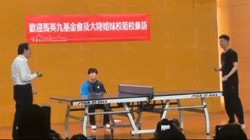 马龙台湾行第三天：双马会昆明交通大学，马英九脱西装打乒乓，马龙高情商送球  第8张