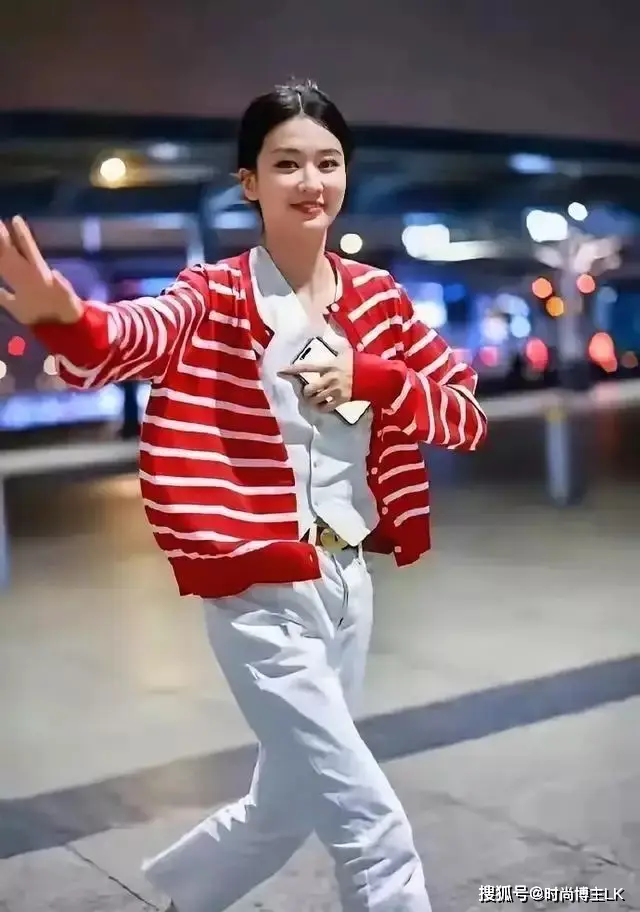 乔欣嫁入豪门后状态大好，31岁穿奶奶衫灵动似少女，简约穿搭展现时尚魅力  第1张